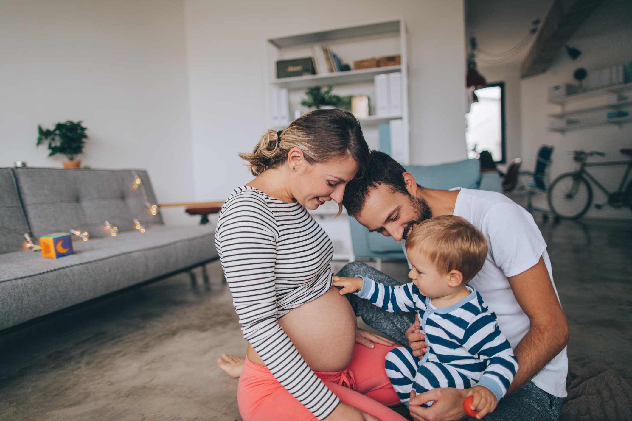 Future Maman Femme Enceinte Belle Maternité Attente De L'enfant Dame Au  Ventre Méconnaissable Touchant Tendrement La Bosse De Bébé Près De  L'intérieur De La Pièce Lumineuse De La Fenêtre