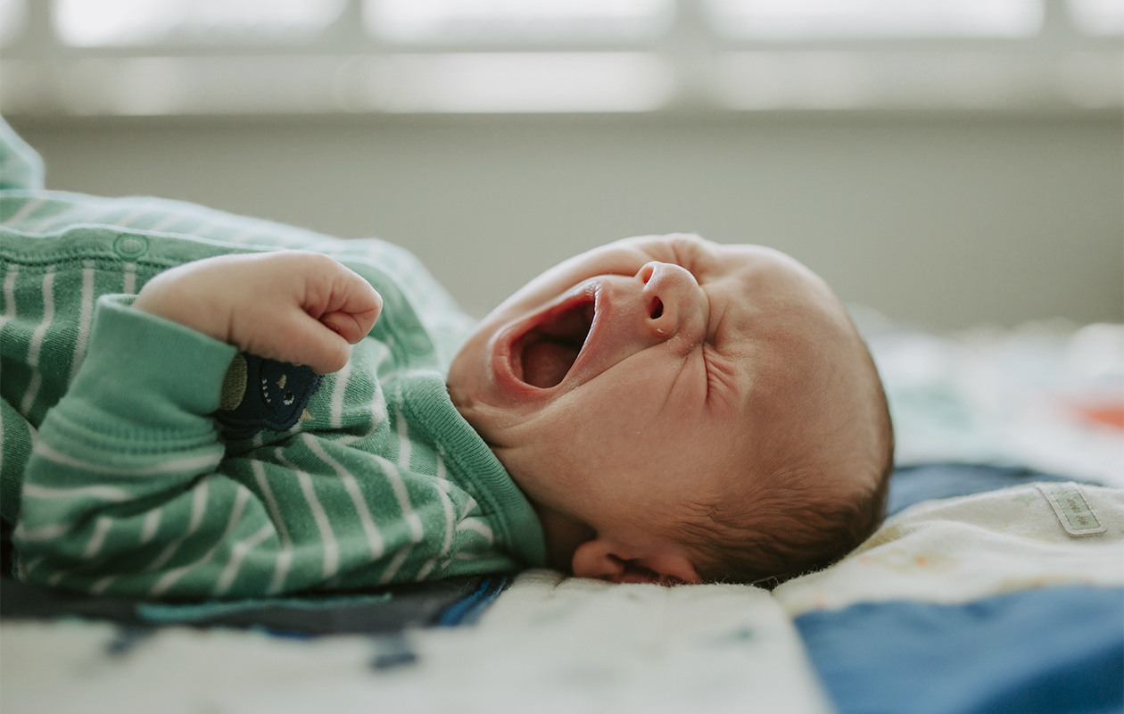 un bébé baille