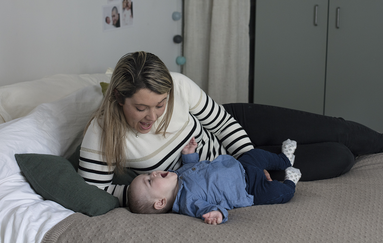 une maman et son bébé interagissent par la voix sur le lit