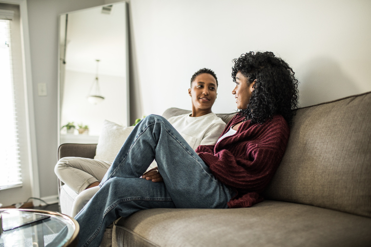 Un couple en train de discuter