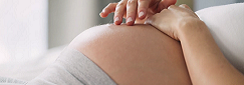 femme enceinte qui caresse son ventre