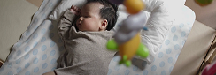 un bébé qui dort sur le dos