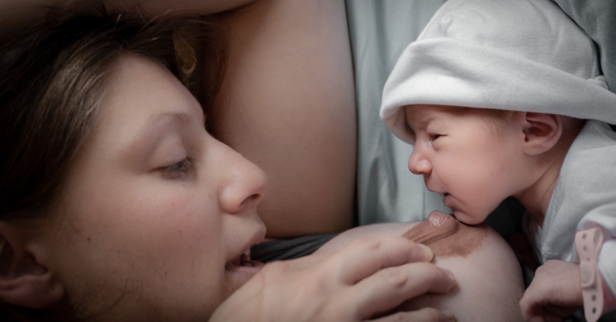 Comment installer bébé sur un coussin d'allaitement ?