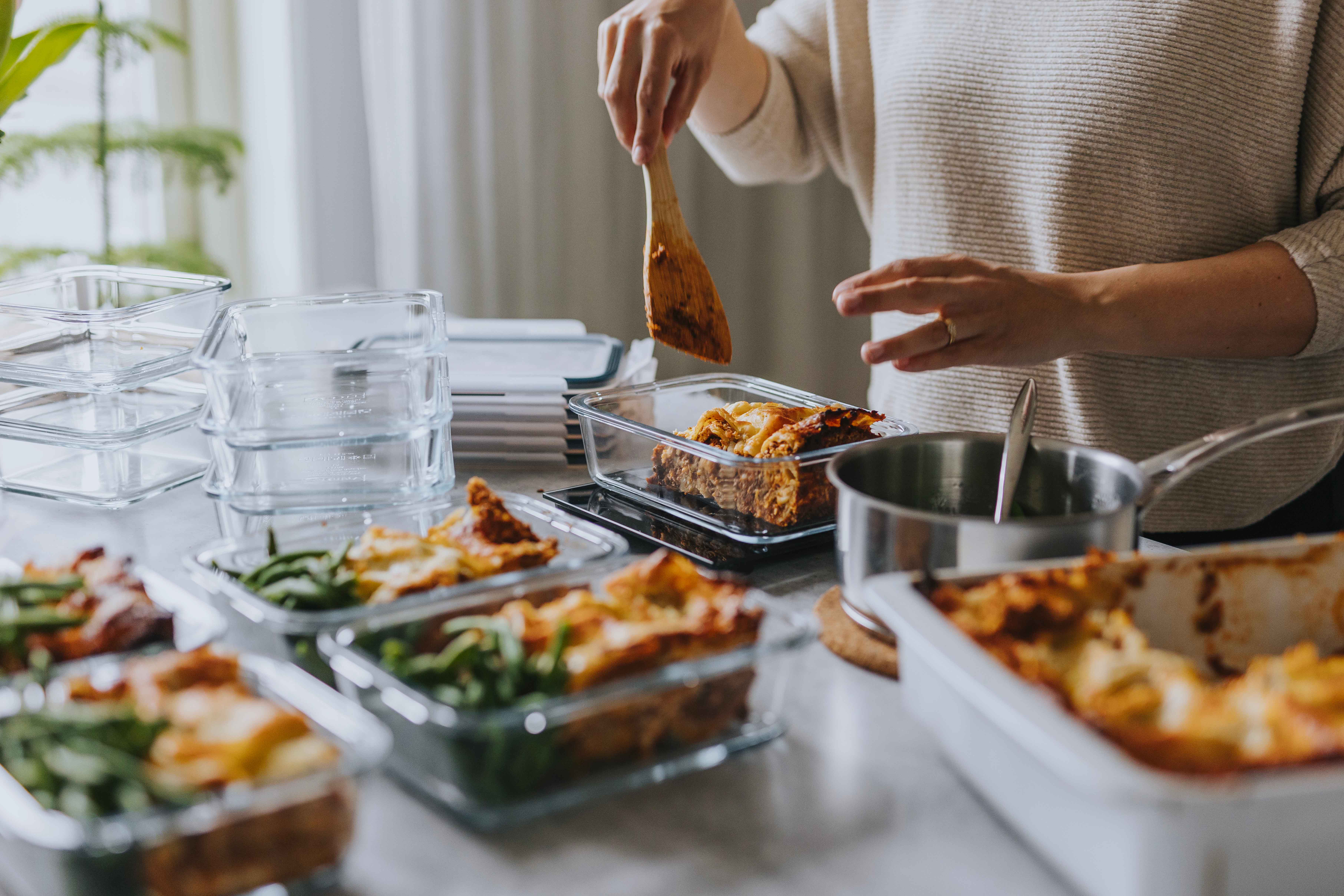 Une femme prépare des plats maisons dans une cuisine