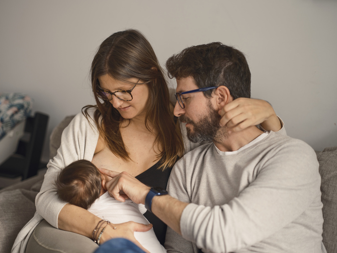 une femme allaite son bébé avec l'aide du papa