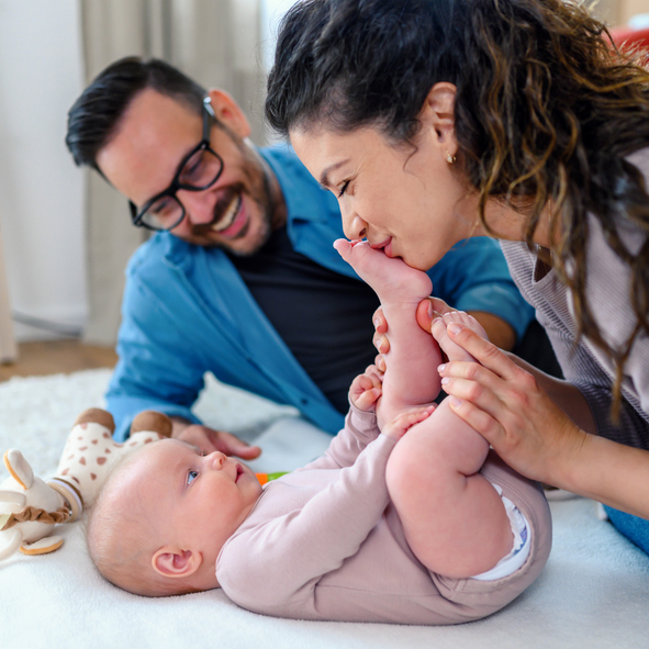 des parents en interaction avec leur bébé
