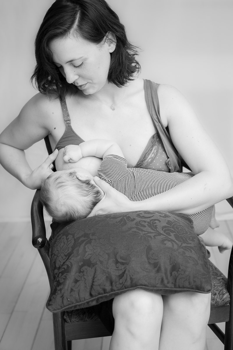une femme allaite son bébé en position berceuse modifiée
