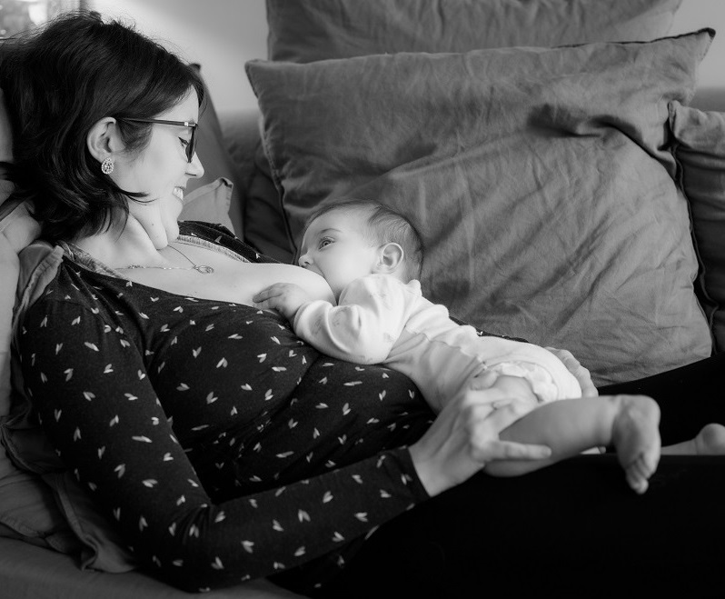 maman qui allaite son bébé en position transat