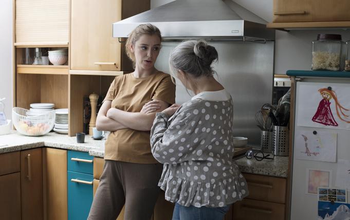 une femme enceinte et une femme plus âgée ont une discussion houleuse dans la cuisine