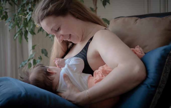 Femme allaitant son bébé