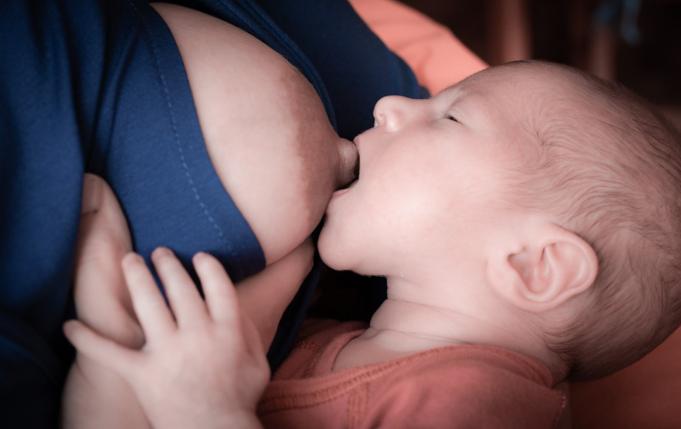 bébé s'apprêtant à téter le sein