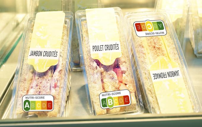 Des sandwichs triangles en rayon portant le nutriscore
