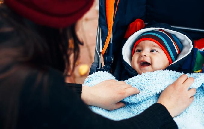 Femme interagit avec son bébé dans la poussette