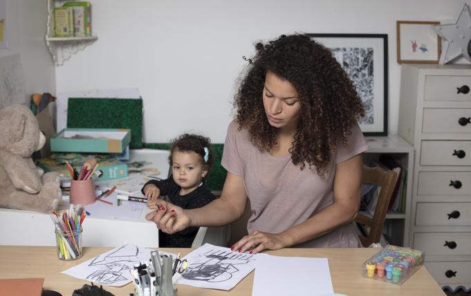 Femme avec sa fille en train de dessiner