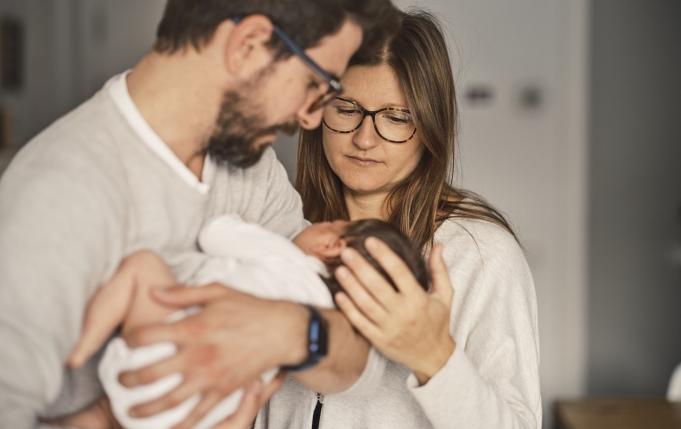 une femme et son compagnon regardent un nourrisson