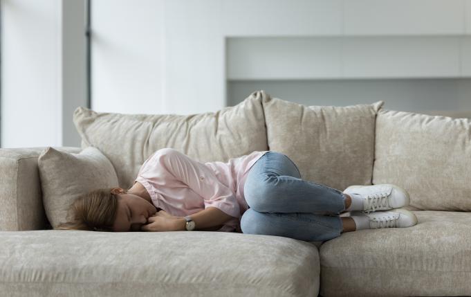 une jeune femme prostrée sur un canapé