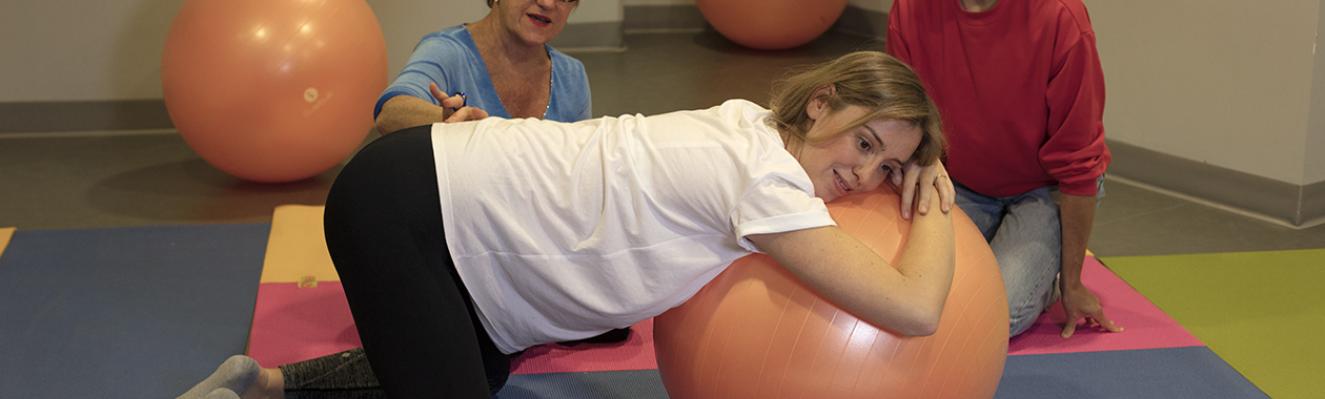 une femme enceinte en plein cours de préparation à la naissance