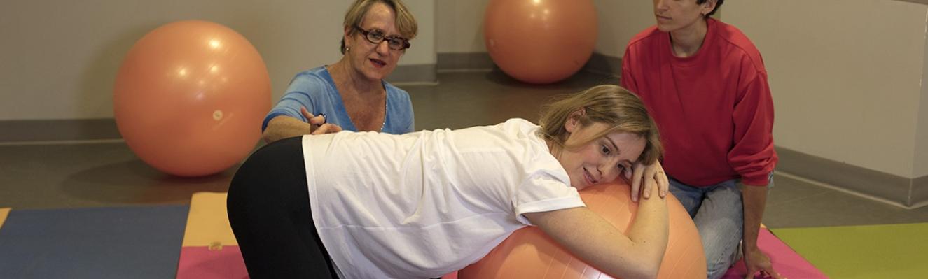 une femme enceinte en plein cours de préparation à la naissance