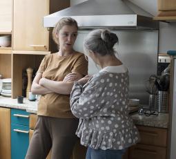 une femme enceinte et une femme plus âgée ont une discussion houleuse dans la cuisine